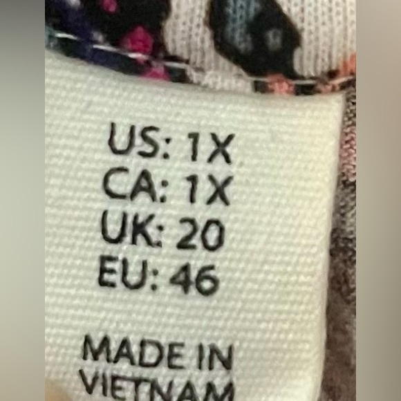 Women's Patterned V-Neck Top Artisan NY Size 1X - Picture 3 of 5